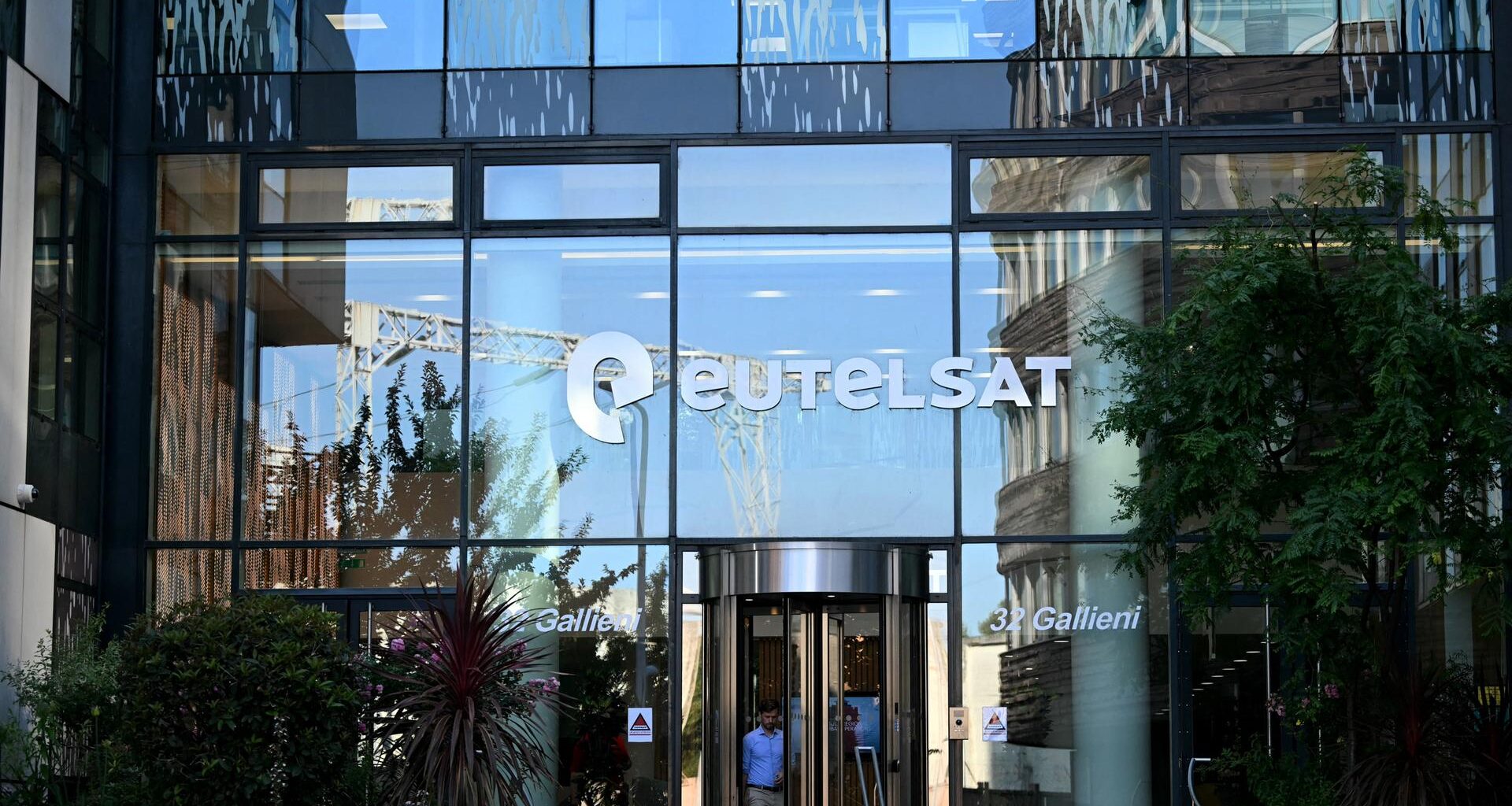 Der Eingang der Zentrale von Eutelsat in Issy-les-Moulineaux