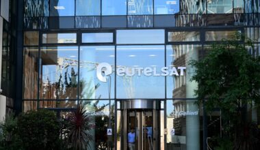 Der Eingang der Zentrale von Eutelsat in Issy-les-Moulineaux