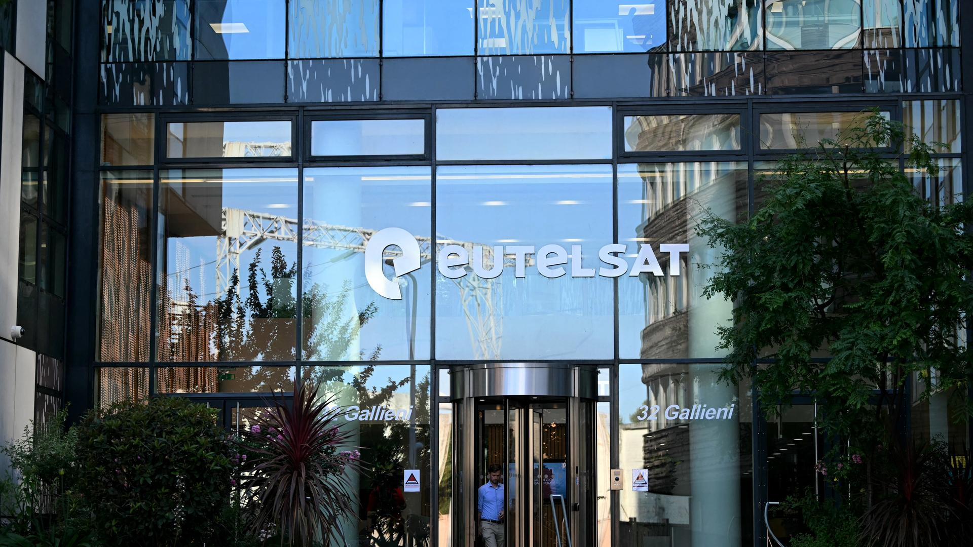 Der Eingang der Zentrale von Eutelsat in Issy-les-Moulineaux