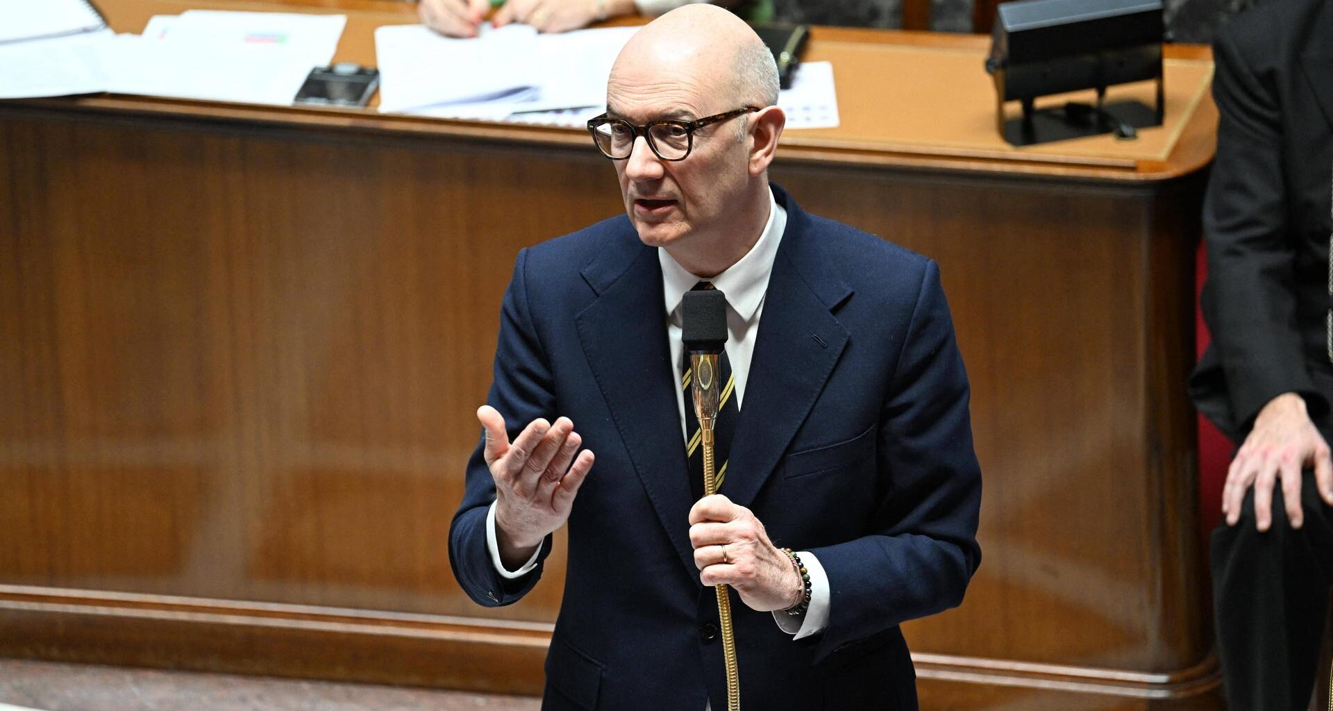 Frankreichs Finanzminister Roland Lescure spricht in ein Mikrofon.