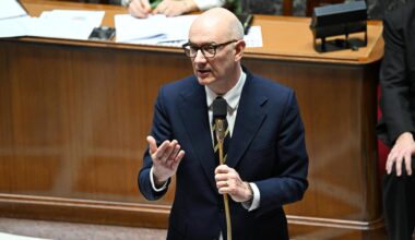 Frankreichs Finanzminister Roland Lescure spricht in ein Mikrofon.