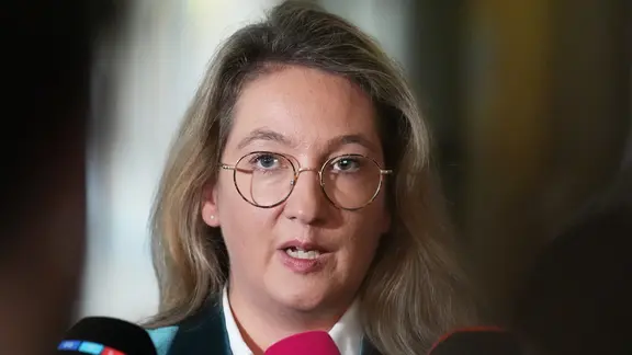 Gerichtssprecherin Frantzen: "Grundsätzliche Fragen, die in dieser Konstellation so konkret noch von keinem Gericht entschieden worden sind." | picture alliance/dpa | Marcus Brandt Die Hamburger Gerichtssprecherin Marayke Frantzen.