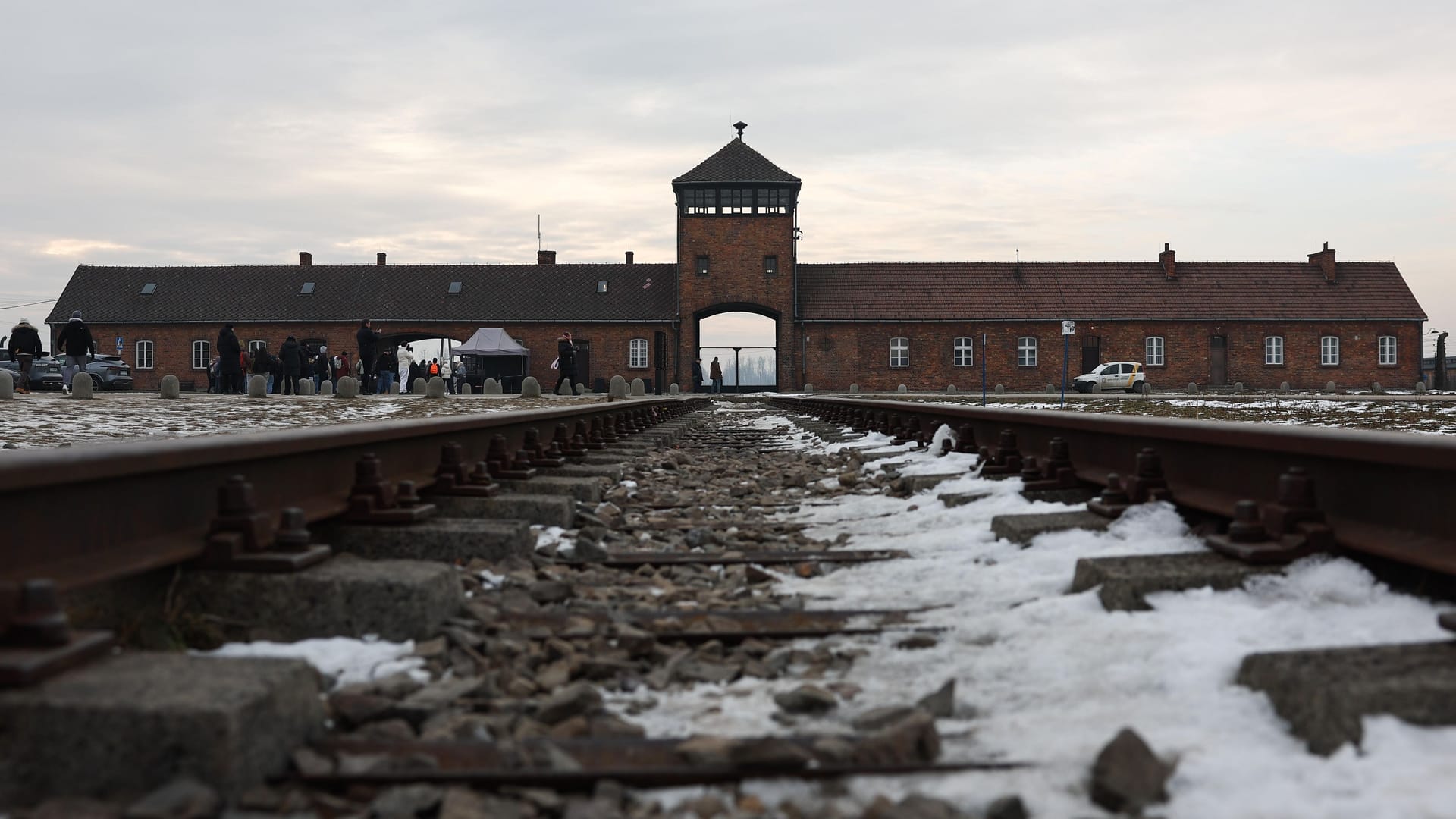 Früheres Konzentrationslager Auschwitz: Holocaustüberlebende fürchten um Demokratie.