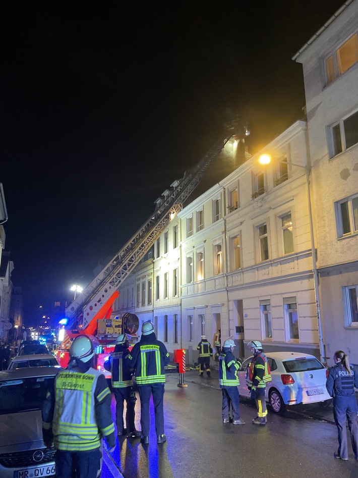 FW-BN: Ausgedehnter Kaminbrand in Bonner Altbau - Bewohner blieben unverletzt