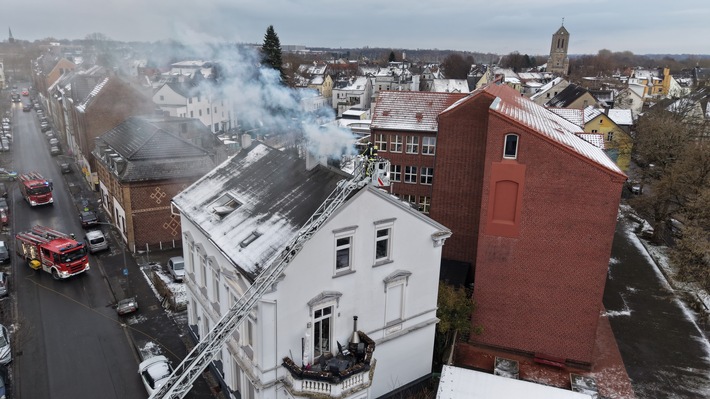 FW-BO: Kaminbrand in Bochum-Langendreer - Drohneneinsatz unterstützt Löscharbeiten