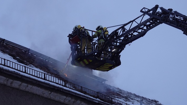 FW Dresden: Dachstuhlbrand in leerstehenden Gebäude