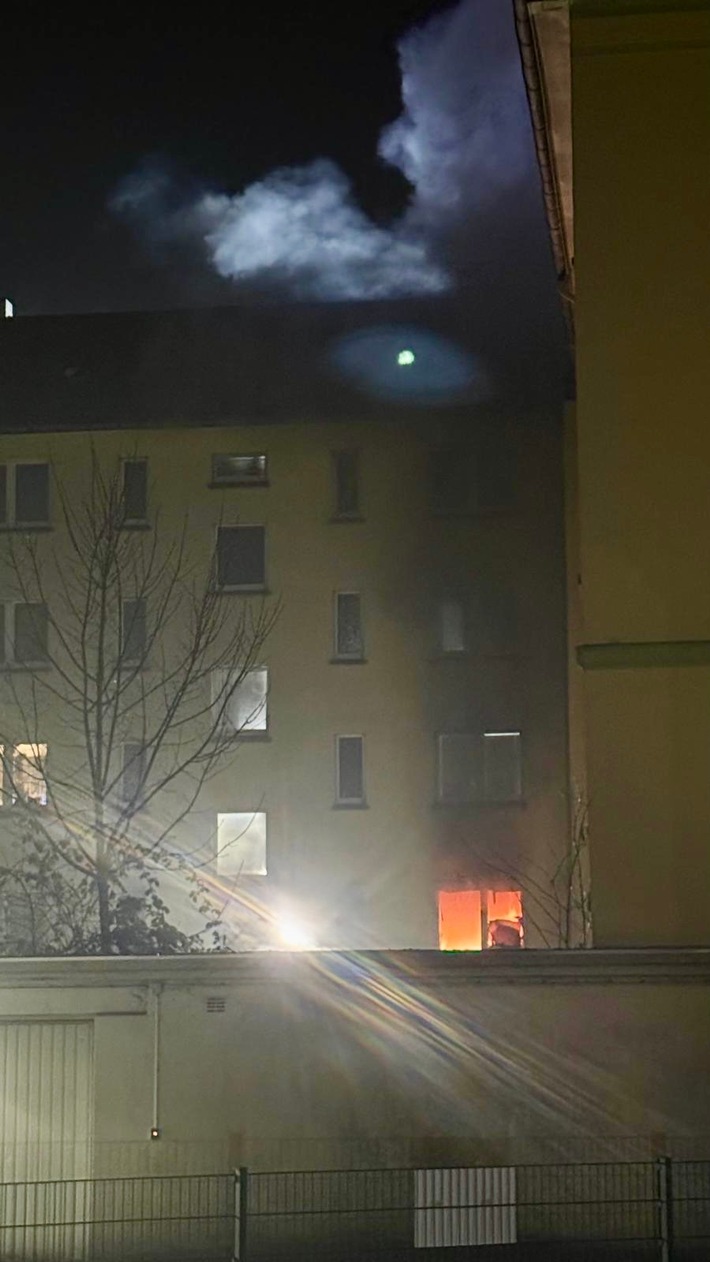 FW-E: Zimmerbrand im Essener Südostviertel - vierköpfige Familie rettet sich selbstständig ins Freie