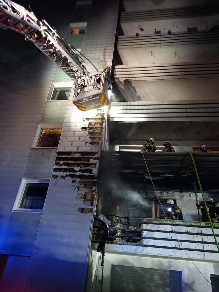 FW-EN: Intensiver Start ins neue Jahr - Balkonbrand mit Großeinsatz in der Berliner Straße