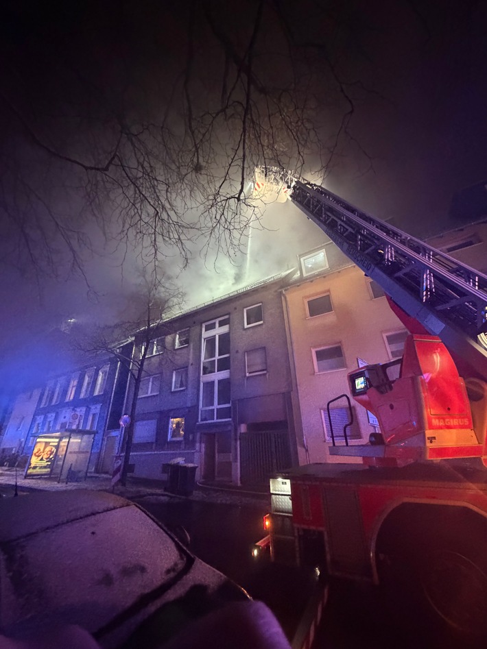 FW-RS: Dachstuhlbrand in einem Mehrfamilienhaus
