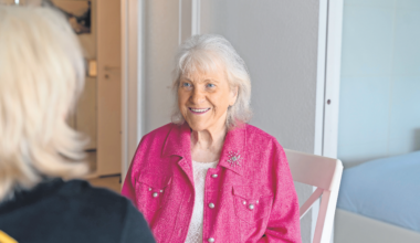 Ein Betreuungskonzept des ambulanten Pflegedienstes aus Schleswig-Holstein wirkt seit 2020 sozialer Isolation entgegen und stärkt Lebensqualität älterer Menschen im Alltag.