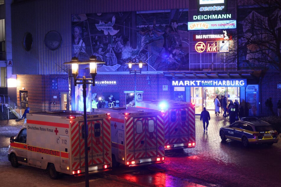 Insgesamt waren drei Rettungswagen beim Einkaufszentrum in Harburg vor Ort.