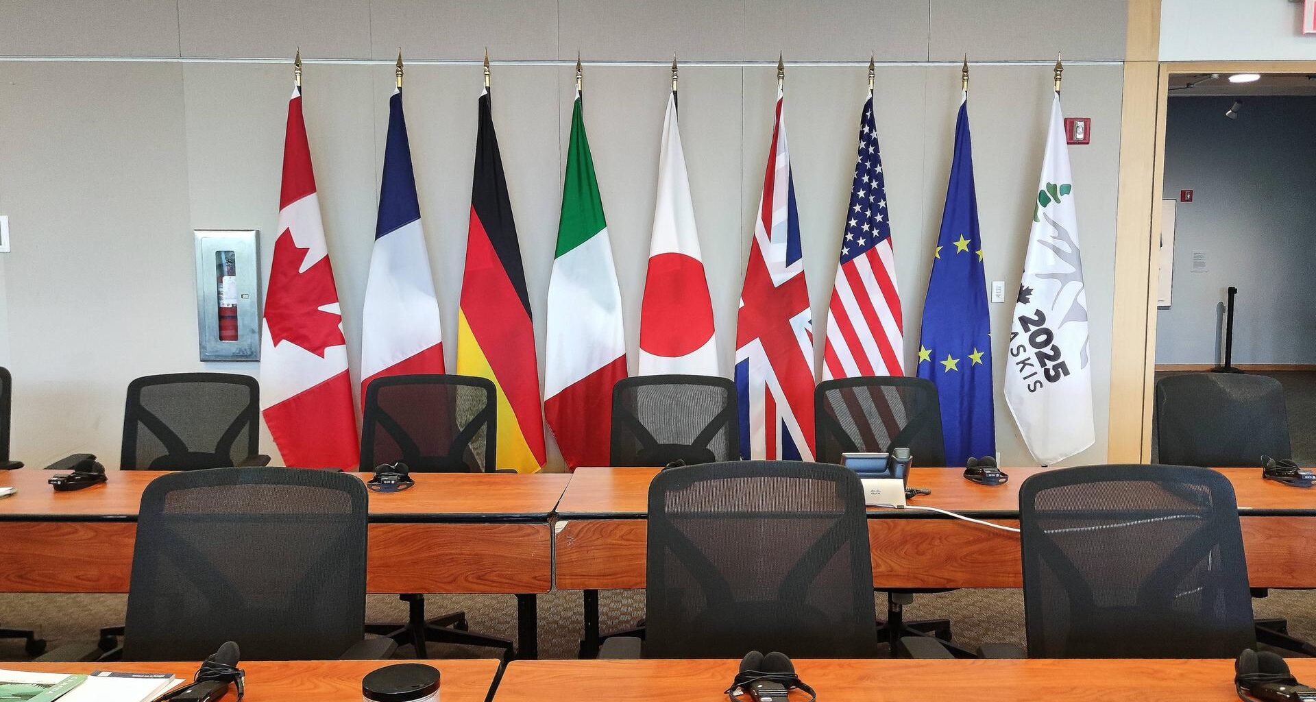 Die Flaggen der G7-Staaten und der EU aufgereiht