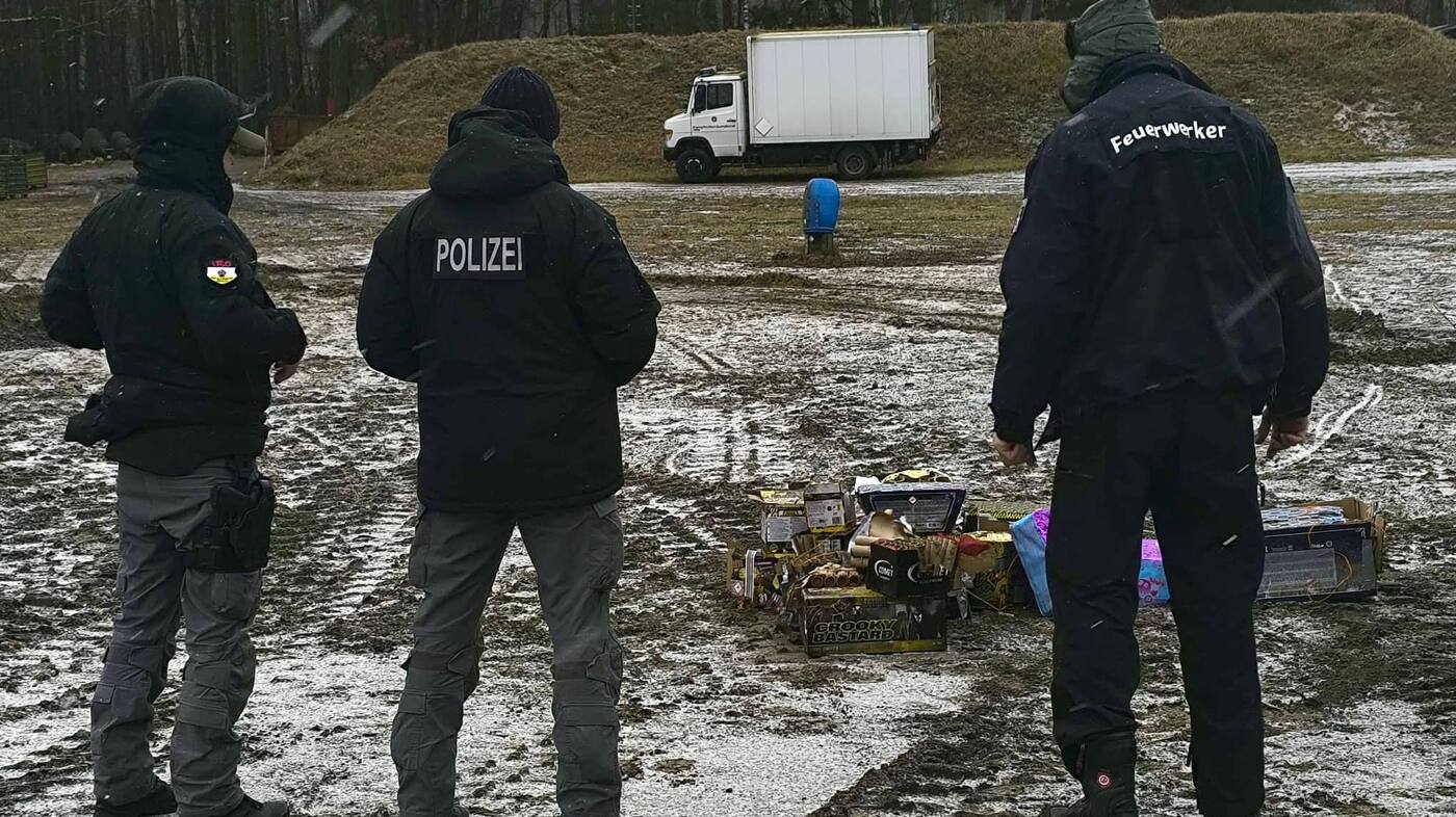Berlins Polizei-Feuerwerker vernichten konfiszierte Pyrotechnik auf Sprengplatz