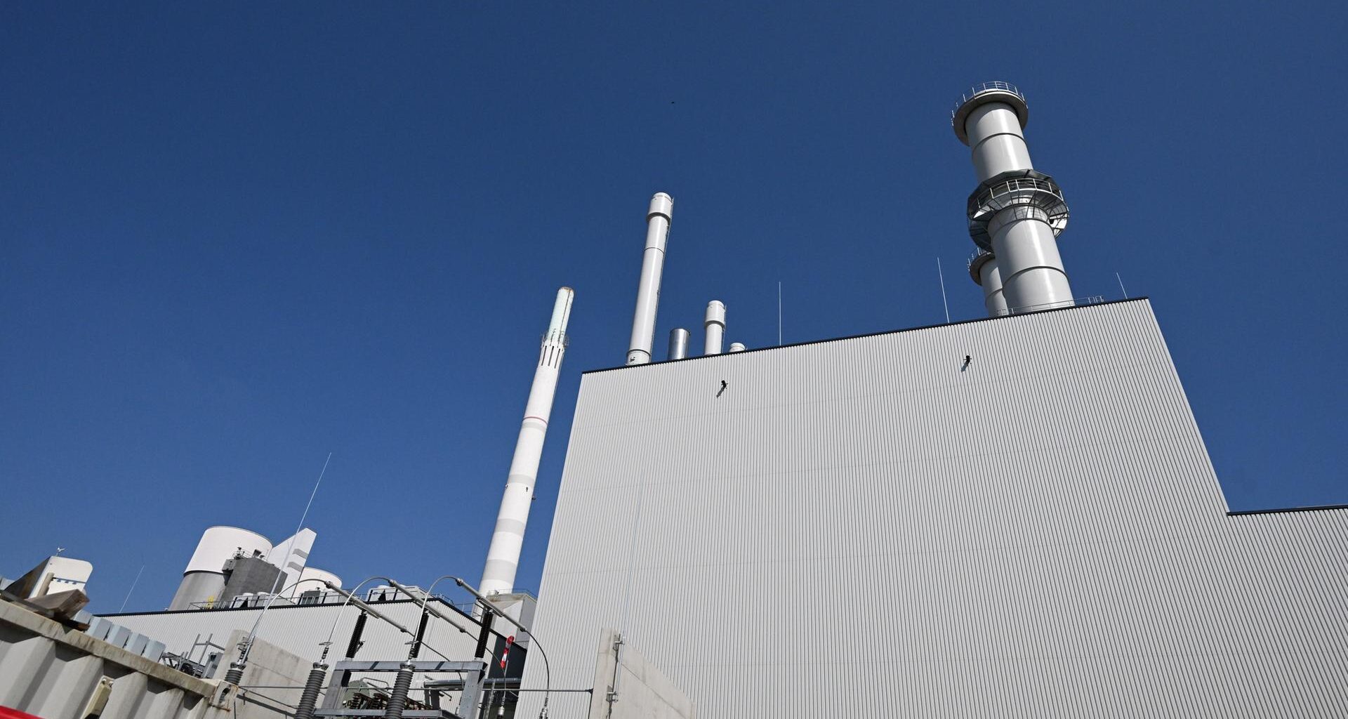 Leichter Unterblick auf ein modernes Gaskraftwerk.