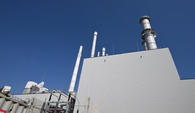 Leichter Unterblick auf ein modernes Gaskraftwerk.