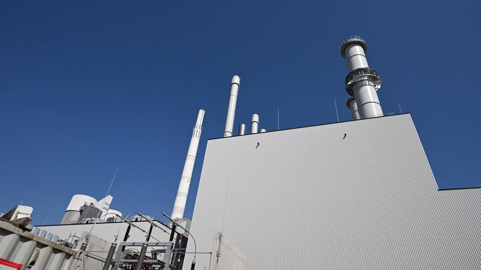 Leichter Unterblick auf ein modernes Gaskraftwerk.