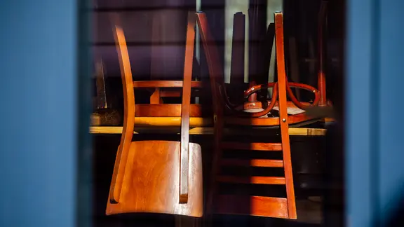 Hochgestellte Stühle in einem Restauran