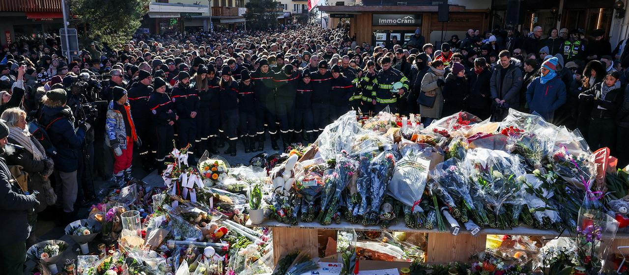 Menschen trauern vor der Bar "Le Constellation" in Crans-Montana. | REUTERS Menschen trauern vor der Bar "Le Constellation" in Crans-Montana.