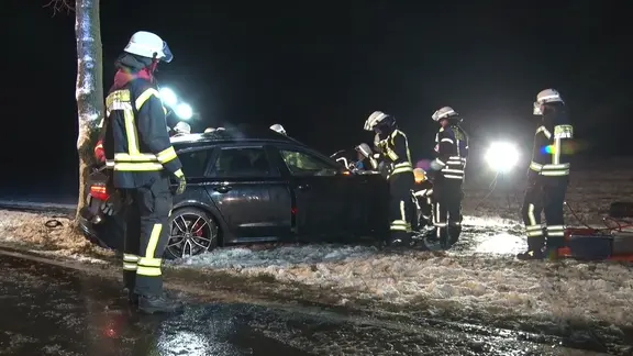 Ein Auto steht nach einem Unfall vor einem Baum. | Nord-West-Media TV Ein Auto steht nach einem Unfall vor einem Baum.