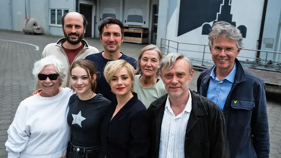 v.l.n.r.: İpek Bilgin (Darstellerin "Frau Güngör"), Enis Köstepen (Co-Autor und Co-Produzent), Leyla Cabas (Darstellerin "Ezgi"), İlker Çatak (Drehbuch & Regie), Özgü Namal (Hauptdarstellerin "Derya"), Judith Kaufmann (Bildgestaltung), Tansu Biçer (Hauptdarsteller „Aziz“), Ingo Fliess (Produzent) | if… Productions Film GmbH / Ella Knorz, Ella Knorz Eine Gruppe von Menschen am Filmset lächelt in die Kamera (Das Filmteam vom İlker Çatak am Set von seinem Drama "Gelbe Briefe")