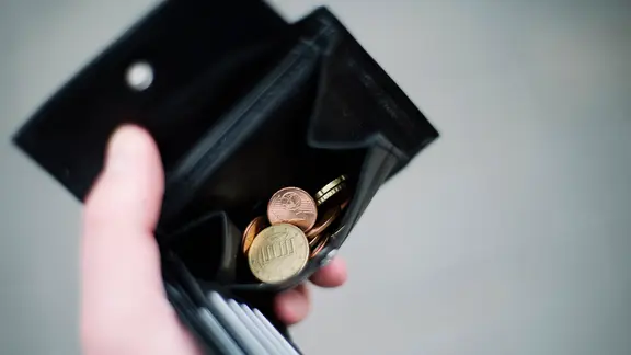 Ein Portemonnaie mit einem geöffneten Kleingeldfach.