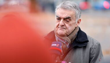 NRW-Minister Herbert Reul gibt ein Statement ab.