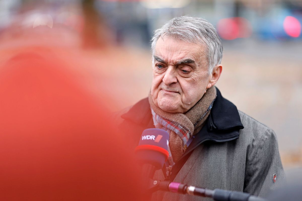 NRW-Minister Herbert Reul gibt ein Statement ab.