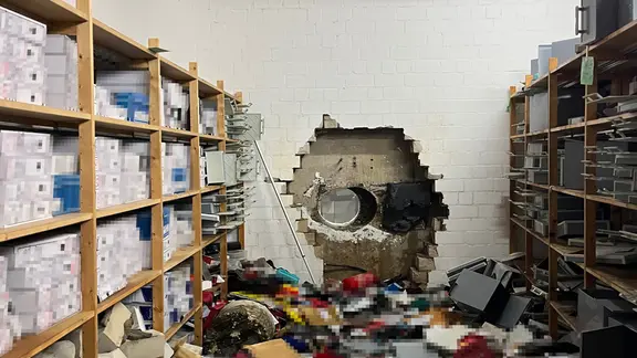 Ein Loch ist in der Wand eines Vorraums der Sparkasse Gelsenkirchen zu sehen. | picture alliance/dpa/Polizei Gelsenkirchen Ein Loch ist in der Wand eines Vorraums der Sparkasse Gelsenkirchen zu sehen.