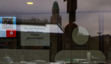 Ein Schild an der Sparkasse Gelsenkirchen zeigt an, dass sie vorläufig geschlossen bleibt.