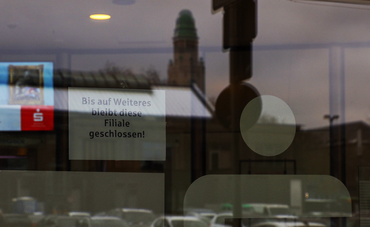 Ein Schild an der Sparkasse Gelsenkirchen zeigt an, dass sie vorläufig geschlossen bleibt.