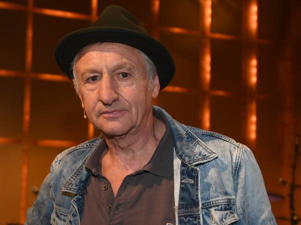 ARCHIV - 17.07.2017, Bayern, München: Georg Ringsgwandl, aufgenommen im Lustspielhaus nach der Verleihung des Bayerischen Kabarettpreises. (zu dpa "Georg Ringsgwandl rockt zum 70. wie ein Junger" Wiederholung vom 09.11.2018) Foto: Felix Hörhager/dpa +++ dpa-Bildfunk +++
ringsgwandl1002