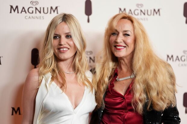 ARCHIV - 15.05.2025, Frankreich, Cannes: Georgia May Jagger (l) und Jerry Hall posieren für Fotografen bei ihrer Ankunft im Rahmen der 78. Internationalen Filmfestspiele in Cannes. (zu dpa: «Familie von Mick Jagger: Tochter und Ex-Frau bei Modewoche») Foto: Scott A Garfitt/Invision/dpa +++ dpa-Bildfunk +++