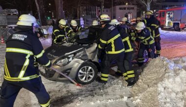 Unfall in Hamburg-Bergedorf: Auto und Bus krachen ineinander