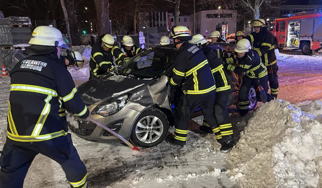 Unfall in Hamburg-Bergedorf: Auto und Bus krachen ineinander