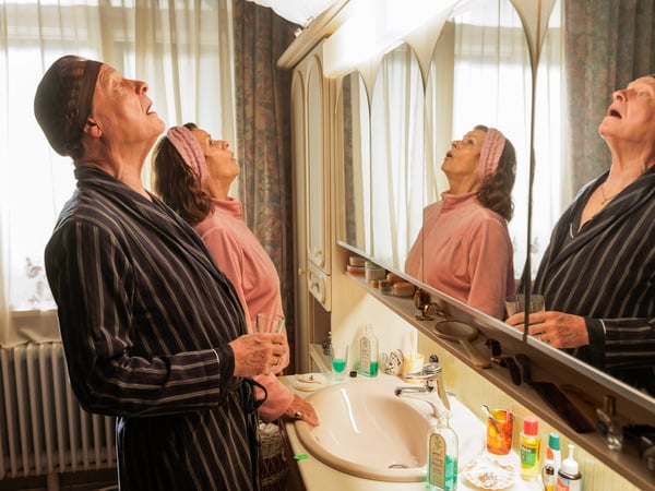 Fotos aus Simon Verhoevens Film "Ach diese Lücke, diese entsetzliche Lücke" ins DCX. Sie zeigen Michael Wittenborn und Senta Berger; Bruno Alexander und seine Schauspielklasse; und Bruno Alexander und Caroline Herfurth. Copyright: Warner Bros. Pictures