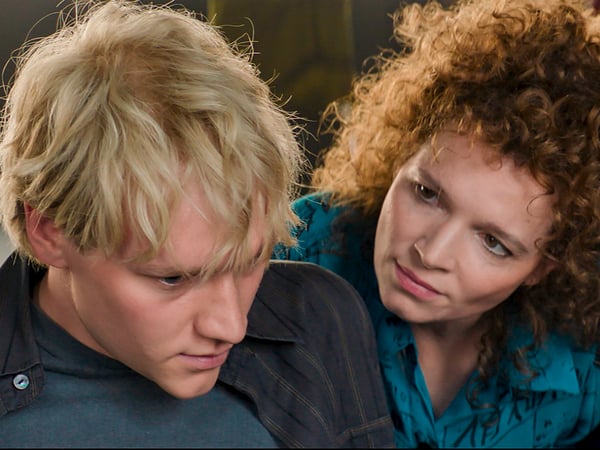 Fotos aus Simon Verhoevens Film "Ach diese Lücke, diese entsetzliche Lücke" ins DCX. Sie zeigen Michael Wittenborn und Senta Berger; Bruno Alexander und seine Schauspielklasse; und Bruno Alexander und Caroline Herfurth. Copyright: Warner Bros. Pictures