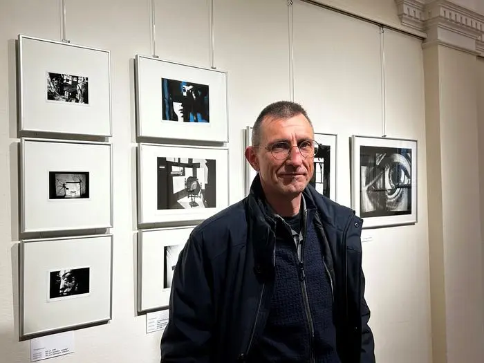 Kurator Gerhard Gross in der Ausstellung in der Rathausgalerie