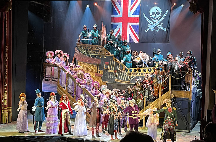Finale "Die Piraten von Penzance" im Gärtnerplatztheater (©Foto: Gaby Hildenbrandt) 