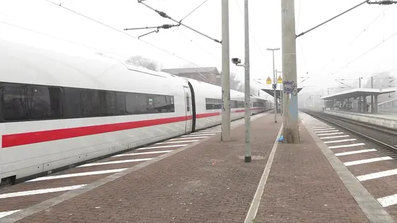 Ein ICE steht an einem Bahngleis. | NonstopNews Ein ICE steht an einem Bahngleis.