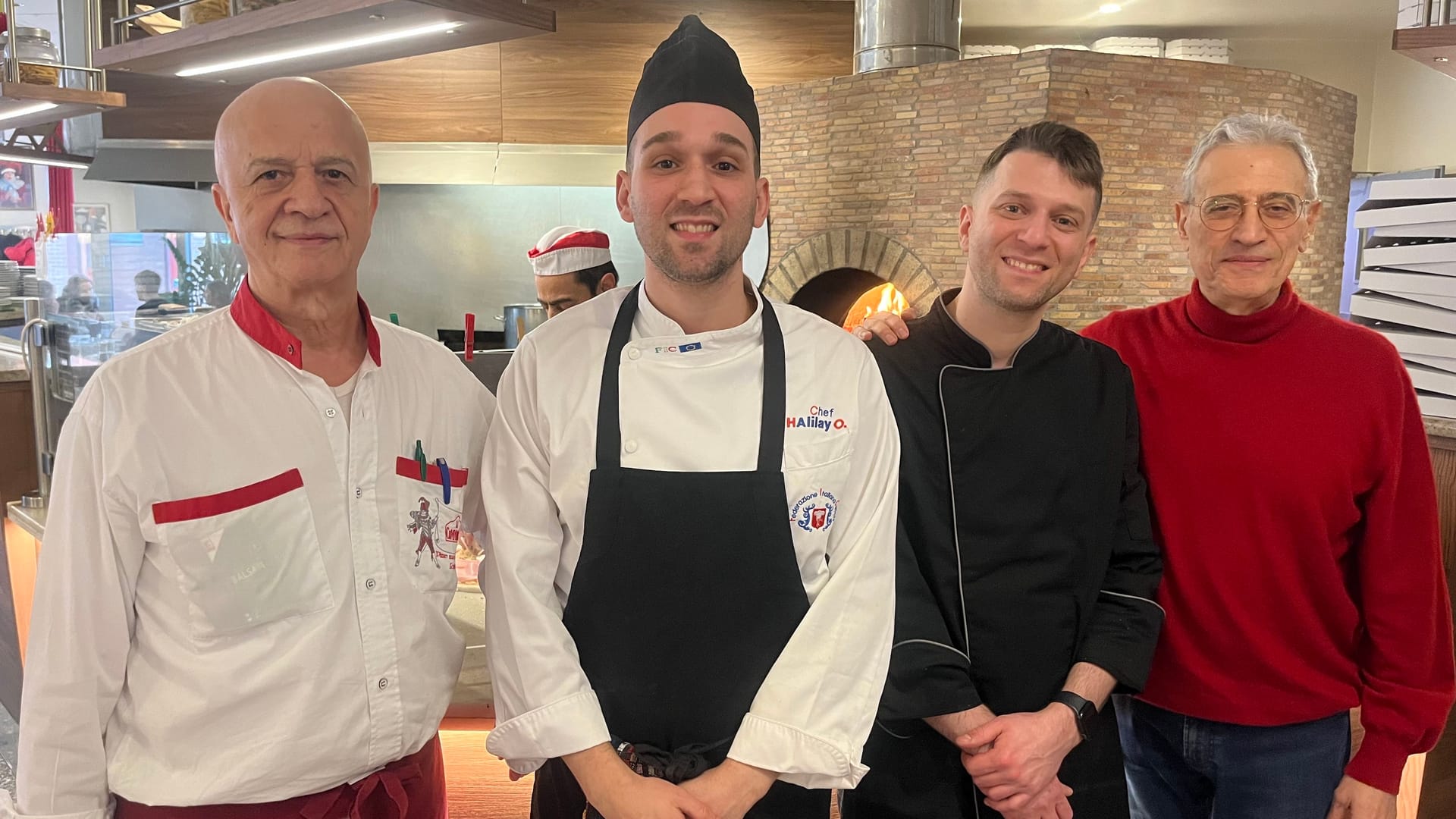 Giorgio Figus (l.) und Antonio Tumminello (r.): Die beiden Gastronomen übergeben ihre Pizzeria nach fast 40 Jahren an Lino und Domenico Halilaj (z. v. r.).