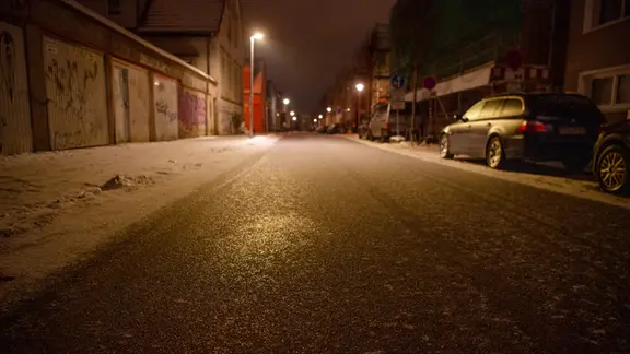 Eis auf einer Straße in Greifswald