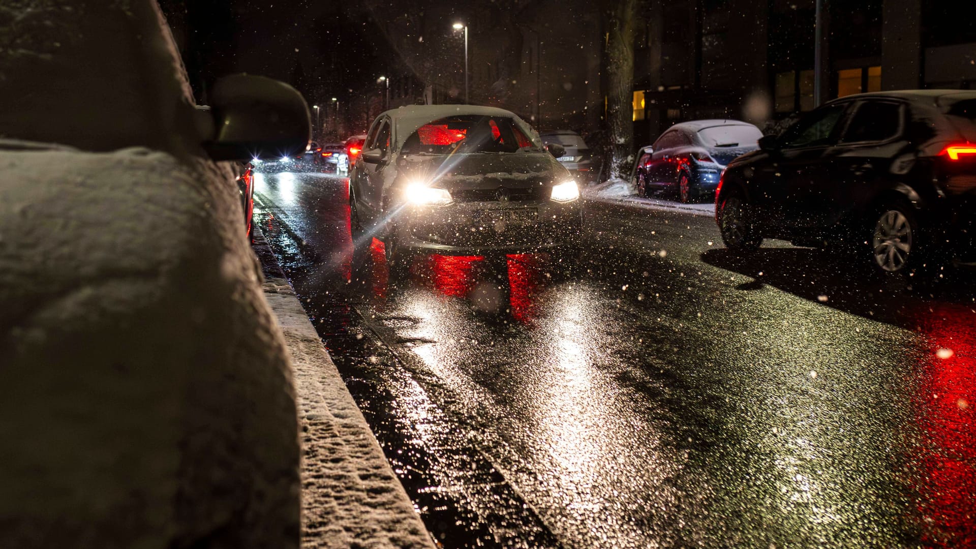 Glatte Straßen (Archivbild): Autofahrer sollten in Sachsen aufpassen.