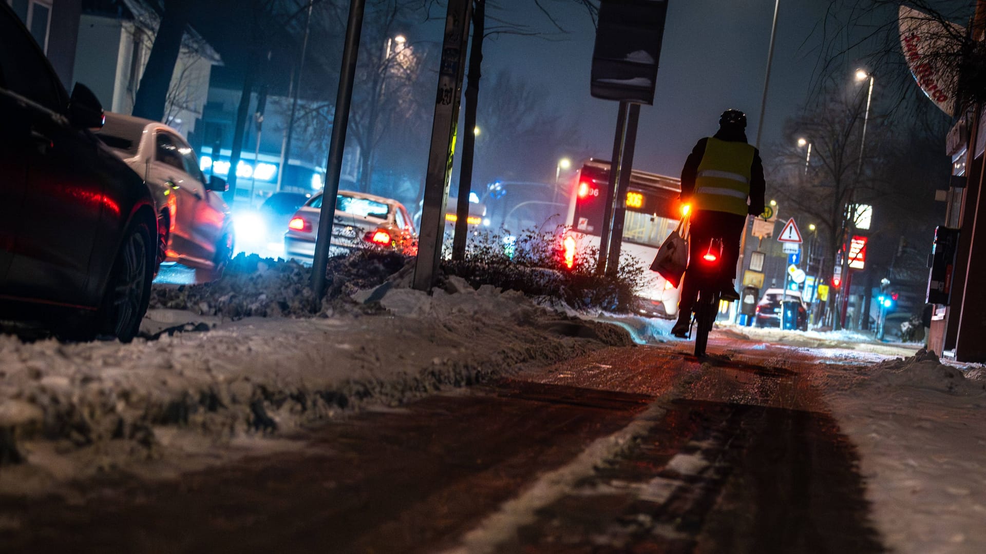 Glatte und zugeschneite Straßen (Symbolbild): In Aachen und Nordrhein-Westfalen droht spätestens Anfang Februar ein massiver Temperatursturz.