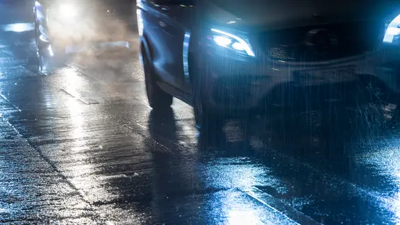 Autos fahren bei gefrierenden Regen über eine Straße =