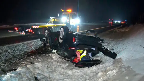 Ein Auto liegt nach einem Unfall auf der A7 bei Evendorf auf dem Dach.