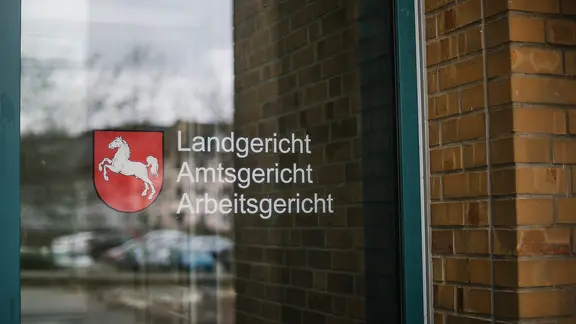 Auf einem Glasfenster in Göttingen steht die Aufschrift Amtsgericht, Arbeitsgericht Zentralgericht.