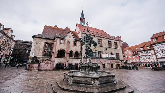 Vor dem Alten Rathaus in Göttingen steht der Gänseliesel-Brunnen. | NDR, Julius Matuschik Vor dem Alten Rathaus in Göttingen steht der Gänseliesel-Brunnen.