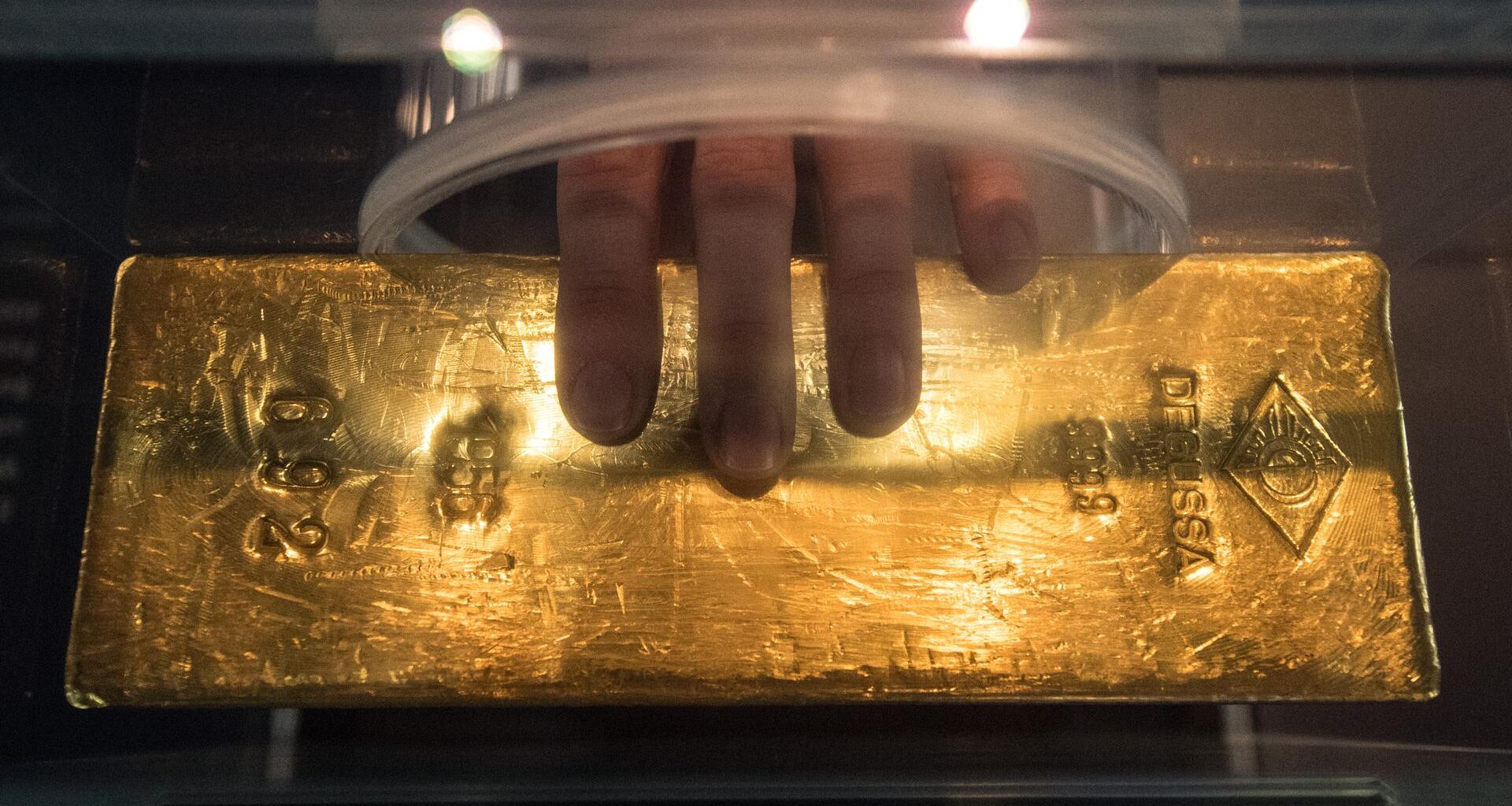 Rund 12,5 Kilogramm wiegt dieser Goldbarren, der 2016 im Geldmuseum der Bundesbank in Frankfurt am Main in einer Plexiglasbox zu sehen war. Durch eine Öffnung können Besucher das 440.000 Euro teure Stück Edelmetall berühren und in die Hand nehmen.