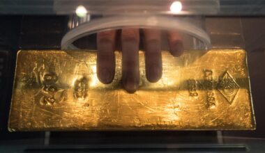 Rund 12,5 Kilogramm wiegt dieser Goldbarren, der 2016 im Geldmuseum der Bundesbank in Frankfurt am Main in einer Plexiglasbox zu sehen war. Durch eine Öffnung können Besucher das 440.000 Euro teure Stück Edelmetall berühren und in die Hand nehmen.