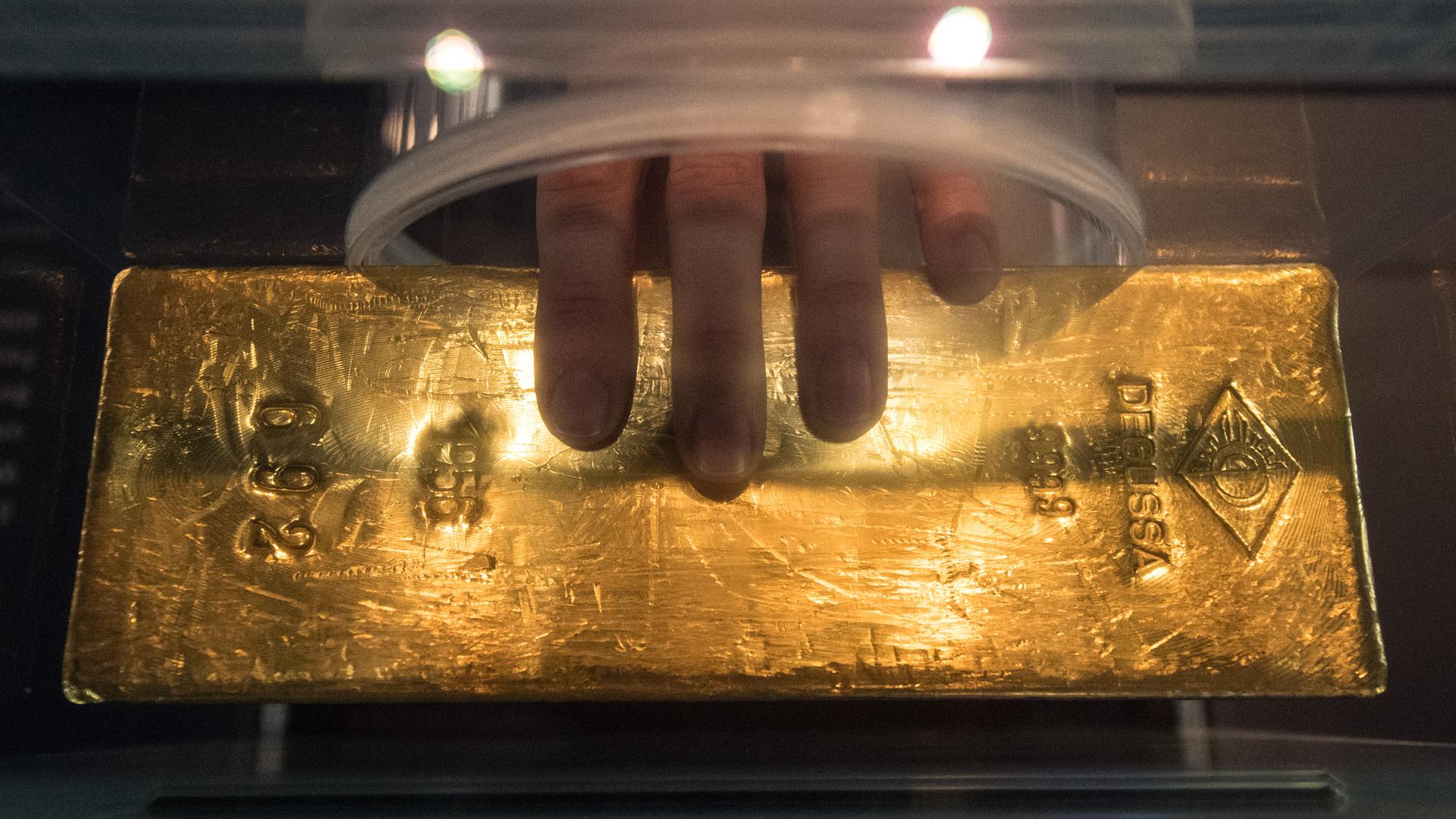 Rund 12,5 Kilogramm wiegt dieser Goldbarren, der 2016 im Geldmuseum der Bundesbank in Frankfurt am Main in einer Plexiglasbox zu sehen war. Durch eine Öffnung können Besucher das 440.000 Euro teure Stück Edelmetall berühren und in die Hand nehmen. Rund 12,5 Kilogramm wiegt dieser Goldbarren, der 2016 im Geldmuseum der Bundesbank in Frankfurt am Main in einer Plexiglasbox zu sehen war. Durch eine Öffnung können Besucher das 440.000 Euro teure Stück Edelmetall berühren und in die Hand nehmen.